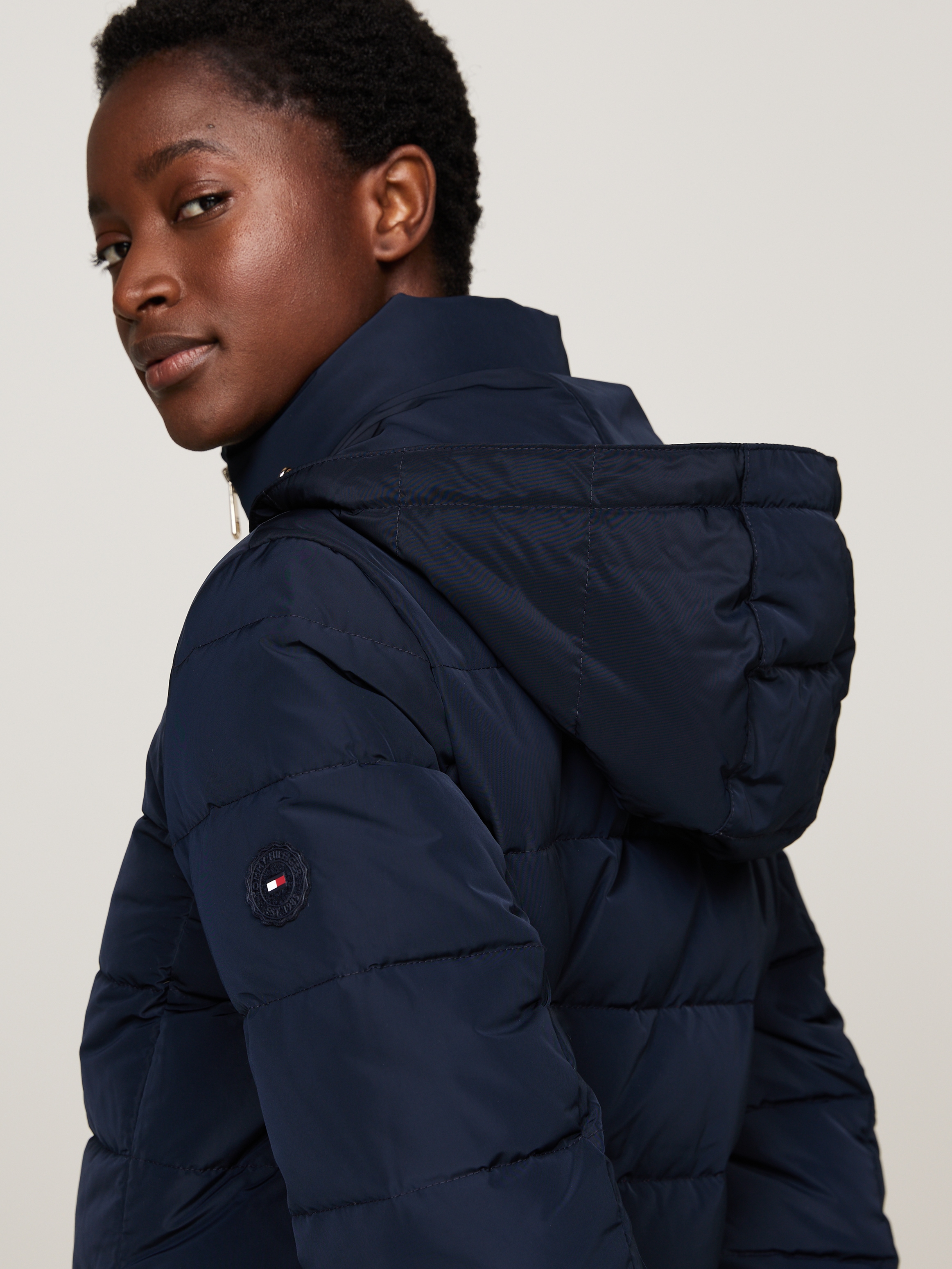 Tommy Hilfiger Steppmantel »HERITAGE DOWN TYRA MAXI WITH FUR«, mit Logopatch